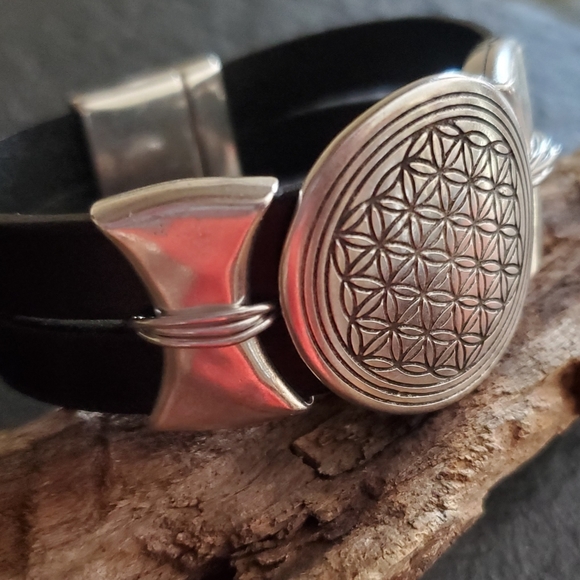 Flower of life silver and leather handmade bracelet - Picture 3 of 5